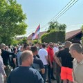 Funkcioneri i pristalice ispred kuće predsjednika SDS-a u Tesliću