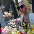 Ava Karabatić objavila strašan snimak sa groblja: Trese se i jeca dok priča na očevom grobu: "Tata, nadam se da ćeš doći"…