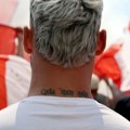 "Delije" dočekale Arnautovića bakljama i poklonom - on ga odmah iskoristio! FOTO/VIDEO