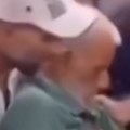 (Video): Potresan snimak iz Gaze: Deka koji nije jeo danima se trese dok čeka u redu za hranu, a onda je kolabirao