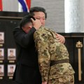 Kim Džong Un na kolenima, ljubi; "Srce mi se slama..." FOTO