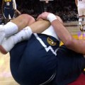 VIDEO Užas, povredio se Jokić: Pogledajte kako se srušio na parket, nije mogao da se osloni na nogu
