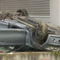 Skrenuo sa puta, udario u ogradu i prevrnuo se na krov. Prve slike stravične nesreće u Mirijevskom bulevaru: Automobil u…
