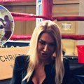 Jovana Jeremić stigla na dečkov boks meč u Beču: Došla da podrži Tigra, a dekolte nikad dublji