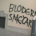 Institucije ne reaguju, pa građani uklanjaju grafite mržnje koji su preplavili grad: Da li mogu da budu kažnjeni zbog toga?
