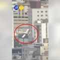 Avion udario u zgradu: Ima mrtvih, pojavio se snimak pada (video)