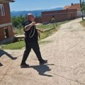 (Foto, video) Zmije u oluku, crepu, oko tegli u špajzu?! Ovaj čovek svaki dan uhvati bar po jednu! Neverovatne akcije…