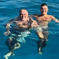 Oko noge vezao nož, pa se tuširao na palubi! Viktor Živojinović iznenadio kadrovima sa luksuznog krstarenja sa Bobom: Ovako…