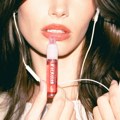 Ne možemo da skrenemo pogled – stigao je najsjajniji makeup trend