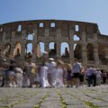 Englezi oskrnavili Koloseum: Policija otkrila ko je urezao imena na zid