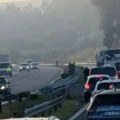 Zapalio se kamion kod Umčara Stvaraju se ogromne gužve iz smera Beograda (video)