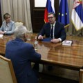 U toku Sastanak u PREDSEDNIŠTVU: Ruski ambasador poklonio Vučiću knjigu „Strogo poverljivo“ (foto)