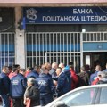 "Puna čaša žuči": Radnici komunalnih službi u redovima čekaju ispred banke u Severnoj Mitrovici zbog ukidanja dinara…