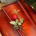 Pogrebna kola dobila kaznu zbog parkiranja: Prevozili posmrtne ostatke heroja na vojnoj sahrani