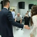 Svadbeni ples srpskih mladenaca digao svatove na noge Izašli na podijum a onda zasviralo! Nisu to očekivali, nastala ludnica…