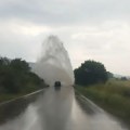 (VIDEO) Velika havarija na vodovodu u Aleksincu, gejzir prekinuo saobraćaj