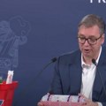 Vučić najavio pojeftinjenje 81 proizvoda, stavio ruku u korpu pa izvukao parizer