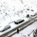 Mećava u jednom delu zemlje, palo 30 cm snega, u drugom 27°c: Pogledajte neverovatne snimke zavejanih vozila