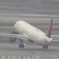 (Video) "stani, ne možeš da: Poletiš!" Jedan avion prelazi pistu, drugi uzleće: Pokrenuta istraga zbog incidenta sa…