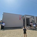 U Donjem Krajincu iz zgrade Mesne zajednice terorišu meštane pesmama Baje Malog Knindže