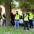 Kula: Oko 150 ljudi raspoređeno kod opštine, na zgradi transparent "Propala vam obojena revolucija"