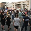 BLOG UŽIVO Haos u Novom Sadu od sinoć: Policija batinala građane i studente. Odbornici vlasti ipak uspeli da uđu u zgradu…