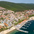 Srbi masovno letuju ovde jer je duplo jeftinije nego u Grčkoj, ali jedna rečenica izazvala rat na mrežama: "Ako vam je skupo…