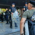 FOTO; VIDEO: Studenti i građani okupljaju se ispred Filozofskog fakulteta, ispred ulaza kordon policije
