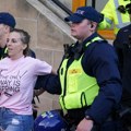 Drama u Londonu: Četvoro uhapšenih, policajac udaren u glavu na antiimigracionom protestu: Sukobi eskalirali!