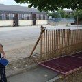 (Foto, video) pala ograda na dete u OŠ "Ujedinjene nacije" na ceraku: Oglasila se direktorka škole, policijski uviđaj u toku