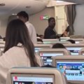 (Video) Opšta panika u avionu prepunom putnika: Pred poletanje saznali za Trampovu odluku, pa usledio haos: "Pustite nas…