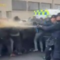 Policija u Dablinu pendrecima i biber sprejem rasterala blokadere (video)