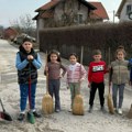 Prelepa slika iz sela Mršinci: Sedmoro mališana uzelo metle i poranili da sami očiste svoju ulicu - bravo deco (foto)