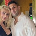 Ovo je brat Aneli Ahmić: bio osuđivan, razveo se od pevačice, ipak se pomirili, a sada poziraju nasmejani