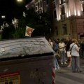 Grupa studenata izvukla kontejnere na ulicu u Zemunu: Blokirali saobraćaj u oba pravca (video)