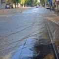 (Foto) Pukla cev kod Mašinskog fakulteta u Beogradu: Saobraćaj otežan, građani imaju problem sa vodosnabdevanjem