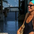 Ana Ivanović bez brushaltera nakon razvoda izgleda brutalno: Šlic do kuka i gola leđa, a jedan detalj je hit ovog leta (foto)…