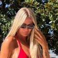 (Foto) Vesna Đogani grmi u crvenom bikiniju Pločice i bujni dekolte u prvom planu, a na kukove vezala maramu