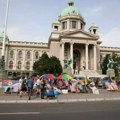 Studenti u akciji – ležaljke, suncobrani i bazenčić ispred Skupštine Srbije FOTO