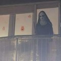Sablasan prizor na Crvenom krstu: Zastrašujuća prilika stoji na terasi i posmatra komšiluk (foto)