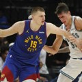 Čarolija na delu! Jokić se poigravao sa protivničkim igračima! Prodavao im trikove sa basketa, a sevale su i trojke (video)