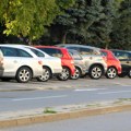 "Ali, kako nekome ovo uspe?!" Fotografija automobila zbunila sve na mrežama: Ljudi šokirani kako je Beograđanin parkirao…