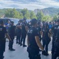 CRTA: Tenzije ispred biračkog mesta u Kosjeriću, incidenti između dve grupe okupljenih