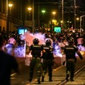 Muškarci leže na betonu sa rukama na leđima, a policija se iživljava nad njima: Tuku ih pendrecima, snimak zgrozio javnost…