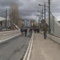Opštinski inspektori u zgradi PIO Fonda u Severnoj Mitrovici, uklonjene srpske zastave