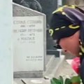 Jeca na grobu Marine Tucaković! Slomljen od bola otkrio: "Laća je bio kod mene u zatvoru 10 dana pred njenu smrt" (video)