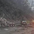 Nezgoda na Ibarskoj magistrali: Ogromna stena pala na automobil u pokretu
