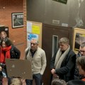 (Foto) Protest podrške profesorki Jeleni Kleut: Studenti blokirali Filozofski fakultet u Novom Sadu