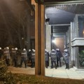 (Foto/video) Protest na Filozofskom fakultetu u Novom Sadu: Studenti proglasili blokadu, policija ih potisnula iz zgrade