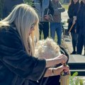 Неутешна Сузана Јовановић са ћерком и сином стигла на гробље: Сломљени од бола, пријатељи их грле и смирују